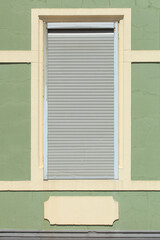 Altes, Fenster mit heruntergezogenen Rolläden, Deutschland