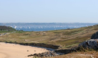 Parade de bateaux à la pointe de Pen-Hir en Finistère Cornouaille Bretagne France	