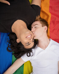 Obraz premium Homosexual couple lying on gay pride flag
