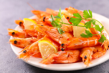 plate of fresh shrimp and lemon