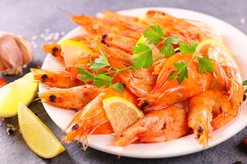 plate of fresh shrimp and lemon