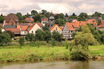 Romantisches Fuldatal; Blick über den Fluss auf das niedersächsische Speele