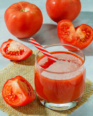 Tomato juice and sliced tomatoes on a table