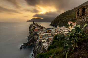 die Küstenstadt Vernazza in Cinque Terre in der Region Ligurien zum Sonnenuntergang
