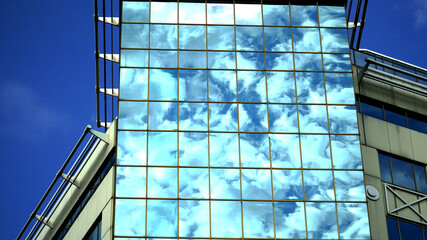 Obraz na płótnie Canvas modern office building in the city