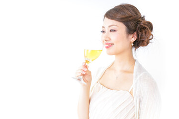 お酒を飲む女性