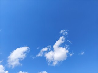 Fototapeta Piękne błękitne letnie niebo z chmurami obraz