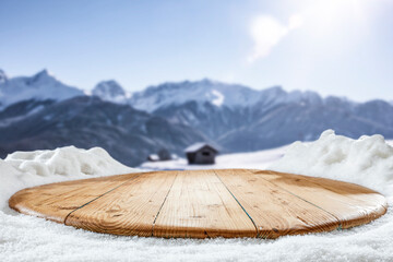Neige fraîche sur une table en bois par une belle journée d& 39 hiver avec un fond de paysage