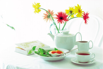 Obraz na płótnie Canvas breakfast with milk and flowers