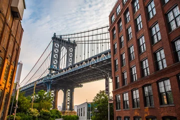 Foto auf Alu-Dibond Brooklyn Bridge Manhattan Bridge zwischen Manhattan und Brooklyn über den East River, gesehen von einer schmalen Gasse, die an einem sonnigen Tag in der Washington Street in Dumbo, Brooklyn, NYC von zwei Backsteingebäuden umgeben ist?