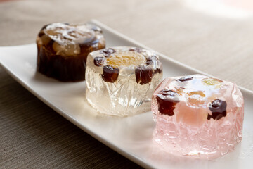 皿に並べられた三色の寒天菓子