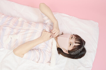 パジャマのファスナーを下す女性