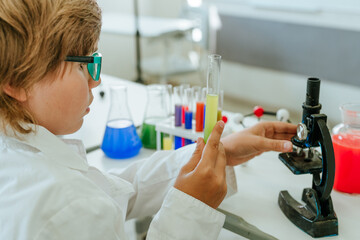 Fototapeta premium Elementary school students during a Chemistry lesson