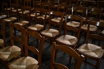 Chaises alignées dans une église vide