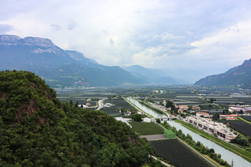 Bozen / Bolzano in Südtirol, in Italien, mit Aussicht auf Etsch