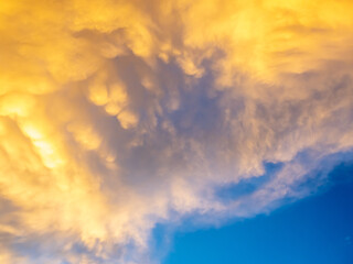Fototapeta na wymiar Cuumulonimbus cloud in evening sky