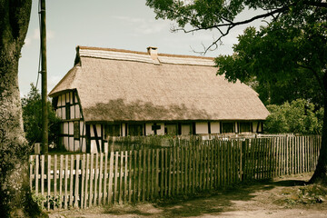 Stara wiejska chata na terenie wiejskim.