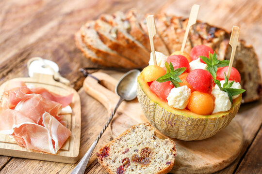 billes de melons , past&egrave;ques et mozzarella avec jambon de pays en chiffonnade