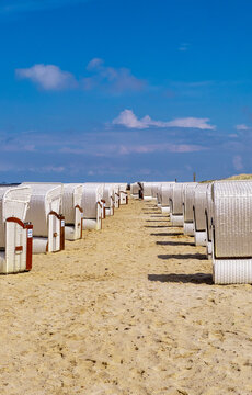 Strandk&ouml;rbe in Reihe paralell aufgestellt am Strand von Cuxhaven Sahlenburg Nordsee