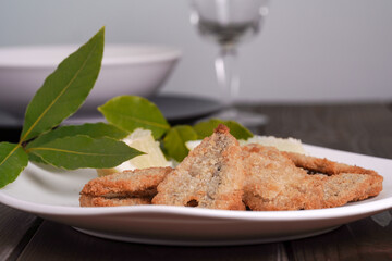 Piatto con sardine fritte e foglie di alloro
