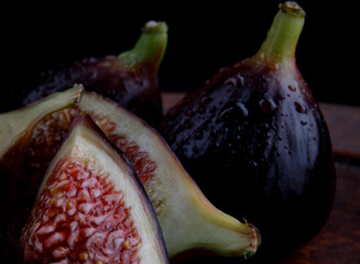 Ripe figs cut into pieces. delicious figs.