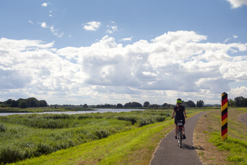 Aktywny wypoczynek rowerowy na szlaku wzdłuż granicy Niemiec © qrrr