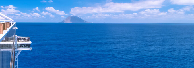 Vue du volcan le Stromboli depuis un navire de croisière.