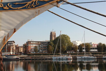 Cath&eacute;drale de Dunkerque vue du port 