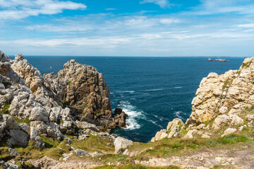 Fototapeta na wymiar The beautiful coastline in summer at Pen Hir Point on the Crozon Peninsula in French Brittany, the three famous islets, France