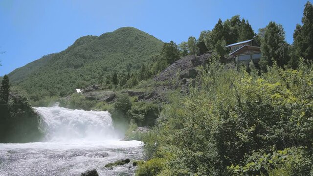 Peque&ntilde;a cascada en r&iacute;o Truful-Truful en el sur de Chile