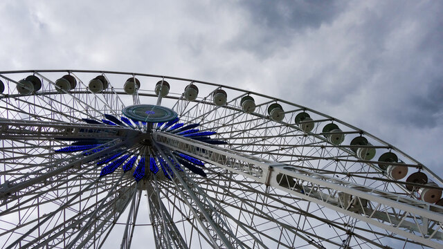 Grande roue sous un ciel orageux