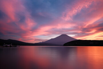 夕暮れの富士山と山中湖