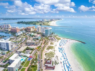 Foto op Plexiglas Clearwater Beach, Florida Panorama van stad Clearwater Beach FL. Zomervakanties in Florida. Prachtig uitzicht op hotels en resorts op het eiland. Blauw-turkoois van oceaanwater. Amerikaanse kust of kust Golf van Mexico. Zonnige dag.