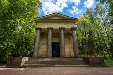 the building of the ancient mausoleum to the spouse of the benefactor in the Alexander park