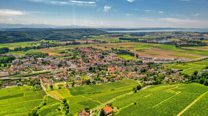Fototapeta na wymiar Luftbildaufnahme vom den Städten Neuenstadt und Le Landeron am Bieler See, Schweiz (August 2021)