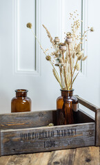 Vase mit getrockneten Gräsern und Blumen in Vase Interieur Dekoration
