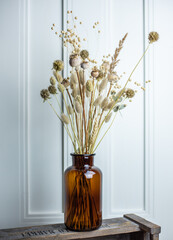 Vase mit getrockneten Gräsern und Blumen in Vase Interieur Dekoration