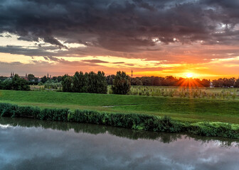 wschód słońca nad Opolem (Polska), widok z Mostu Halupczoka nad Kanałem Ulgi