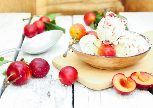 Wildpflaumen Wildfr&uuml;chte Eisbecher Eis Eiscreme essbare Fr&uuml;chte Kirschpflaume