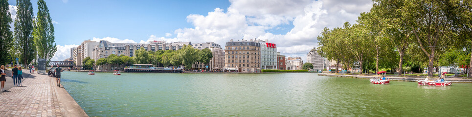 Fototapeta na wymiar Panorama du canal de l'Ourcq et du quartier de La Villette à Paris