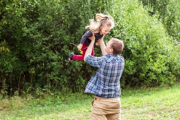 Obraz premium Dad throws the child up in the air, the game of dad and child