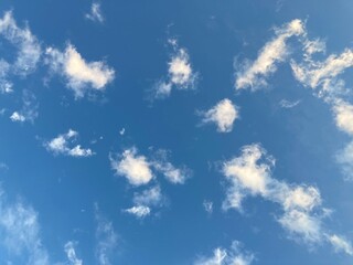 Fototapeta na wymiar Blauer Himmel mit Schäfchenwolken