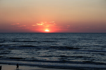 Piękny zachód słońca nad morzem latem. 