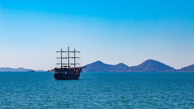 Navio pirata em uma paisagem azul em dia de sol em Florian&oacute;polis, Brasil