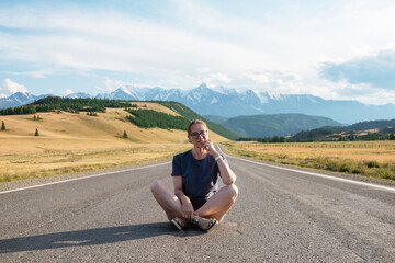 Fototapeta na wymiar Woman om the Chuysky trakt road in the Altai mountains. One of the most beautiful road in the world.