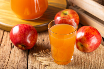 Fototapeta na wymiar Apple juice and red apples on the table.