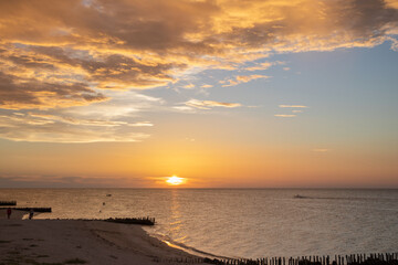 Anochecer en la playa nubes mar y cielo