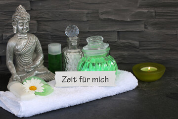 Spa Komposition: Buddha Figur und Spa Artikel.