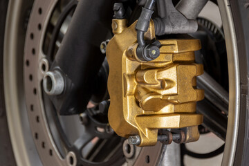 Nahaufnahme der Vorderbremse eines Motorrads