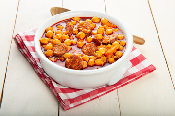 Garbanzos con chorizo comida casera tradicional española